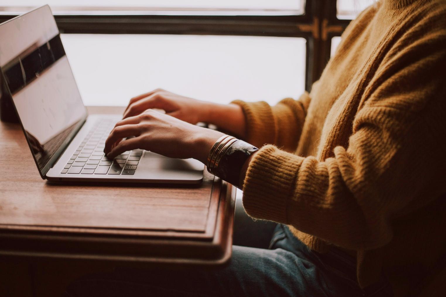 Content-Team bei der Qualitätsprüfung