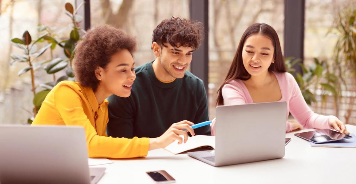 Spezialist bei der Arbeit mit digitalen Werkzeugen